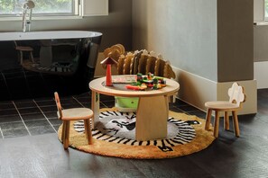 Family Suite, City View | Desk, laptop workspace, blackout drapes, iron/ironing board - Sunyata Ren'ai Hall Hotel (Chongqing)