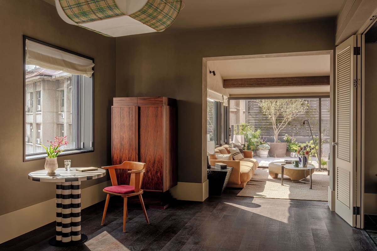 City suite, uitzicht op de stad | Een bureau, een laptopwerkplek, verduisterende gordijnen