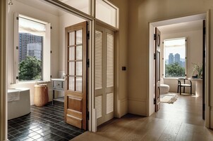 奢华套房, 城市景观 | 办公桌、笔记本电脑工作区、遮光窗帘、熨斗/熨板