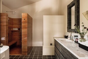 Superior Suite, City View | Bathroom | Free toiletries, hair dryer, slippers, towels