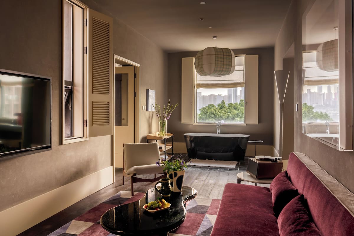 Signature suite, uitzicht op de stad | Een bureau, een laptopwerkplek, verduisterende gordijnen