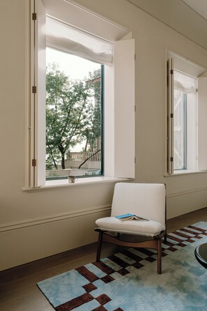 Habitación doble superior, vistas a la ciudad | Escritorio, espacio para trabajar con un portátil, cortinas opacas