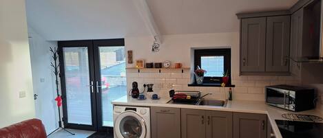 Micro-ondes, four, plaque de cuisson, lave-vaisselle