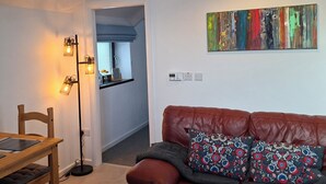 A living room with a brown leather sofa, a wooden dining table, and a floor lamp. - Kintrae Cottage


Close to Game of Thrones Studio (Banbridge)
