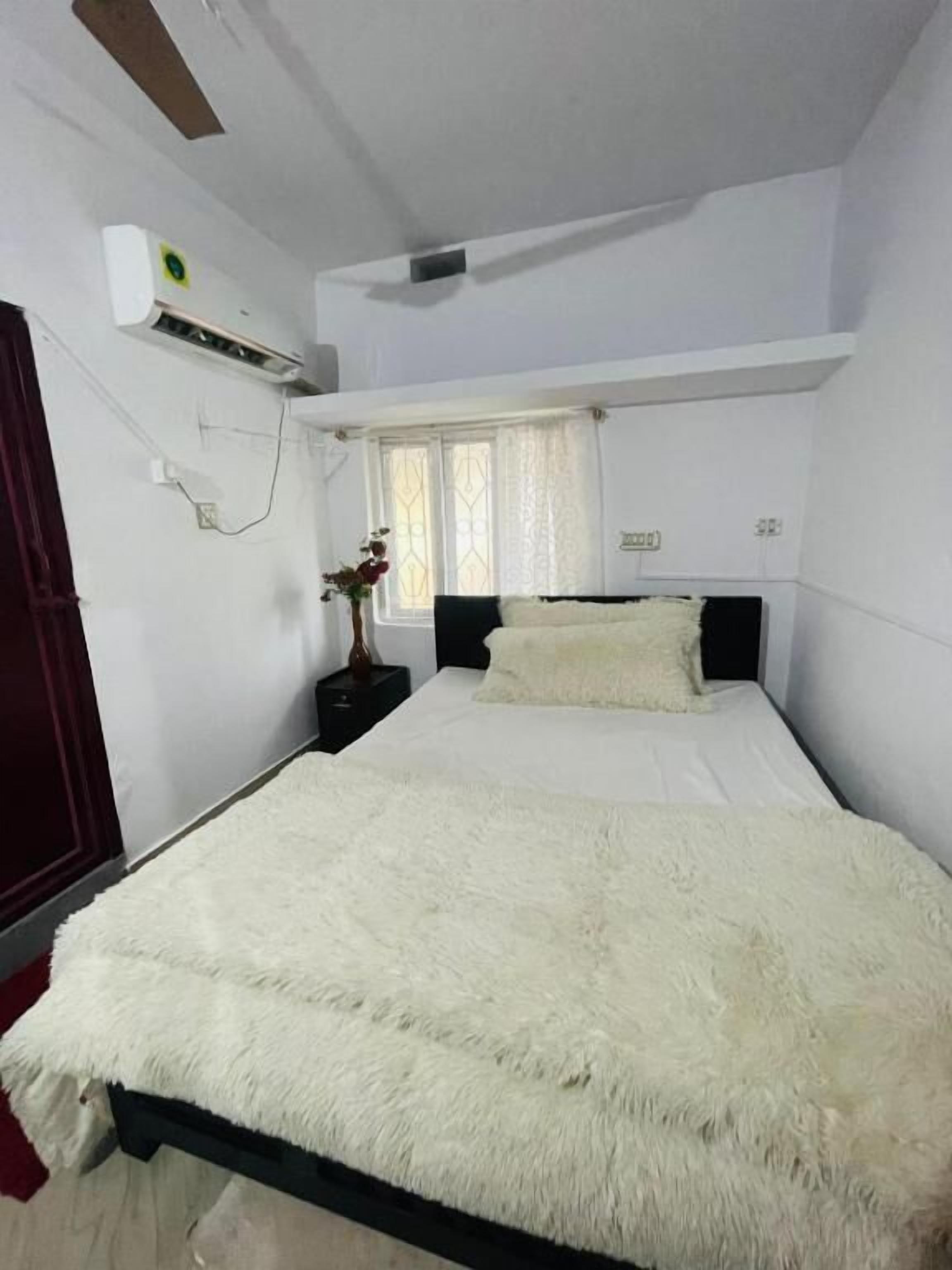 办公桌、笔记本电脑工作区、免费 WiFi