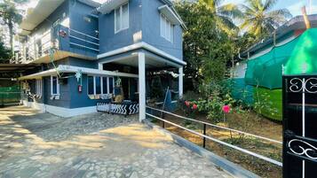 Rom – standard | Skrivebord, skrivebord for bærbar PC og wi-fi (inkludert)