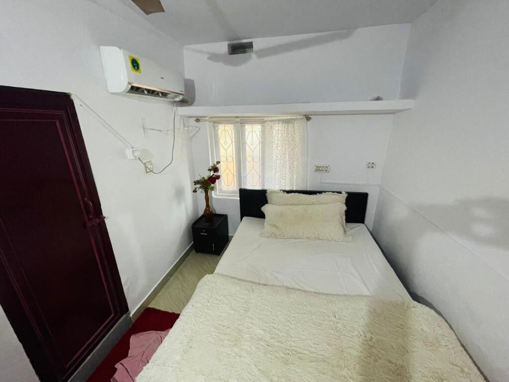 办公桌、笔记本电脑工作区、免费 WiFi