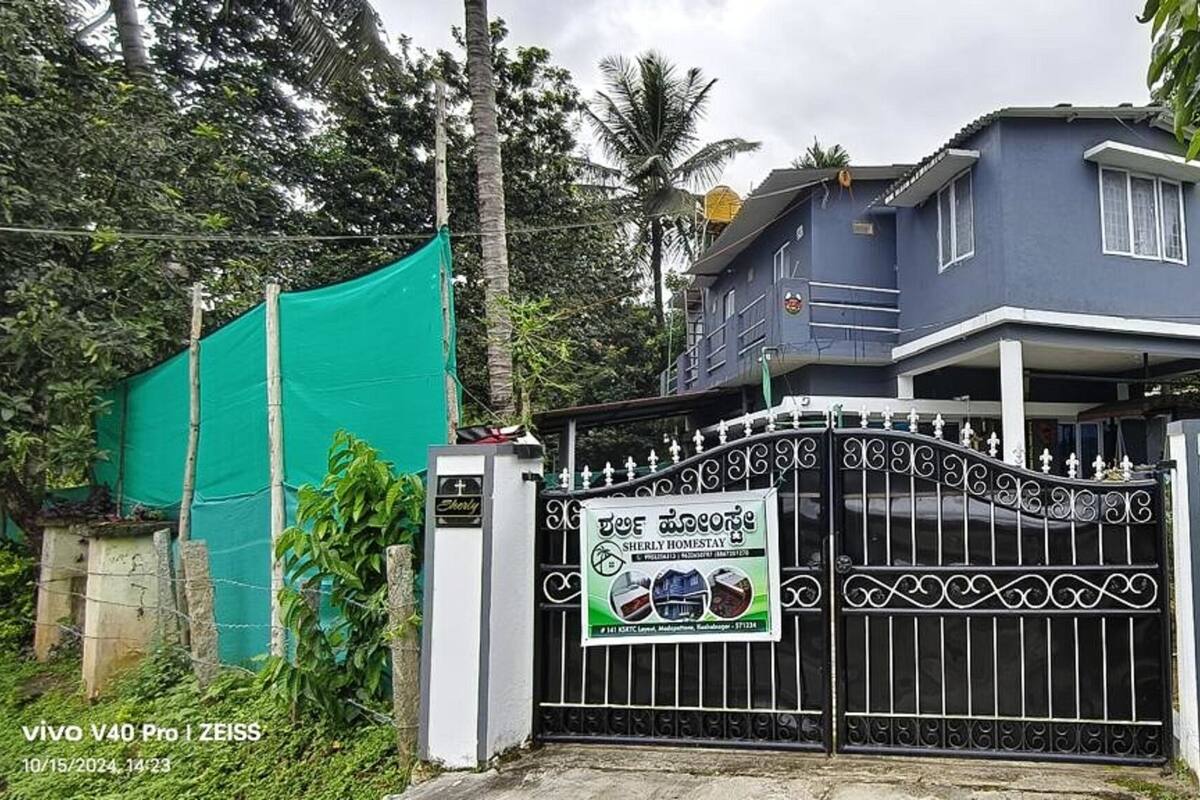 Bureau, espace de travail pour ordinateur portable, Wi-Fi gratuit