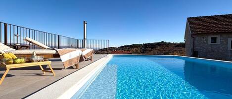 Utendørsbasseng og et oppvarmet basseng