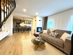 Smart TV, fireplace, stereo