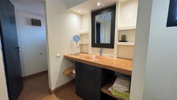 Vila Deluks, pemandangan kolam renang | Kamar mandi | Handuk