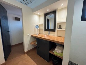 Vila Deluks, pemandangan kolam renang | Kamar mandi | Handuk