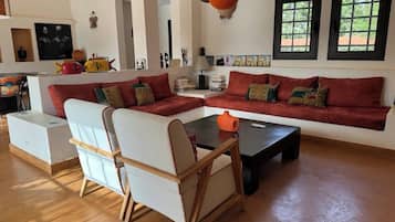 Villa Deluxe - utsikt mot poolen | Vardagsrum