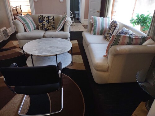 Cozy 2-bedroom apartment in delightful Lansing with AC