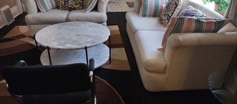 Cozy 2-bedroom apartment in delightful Lansing with AC