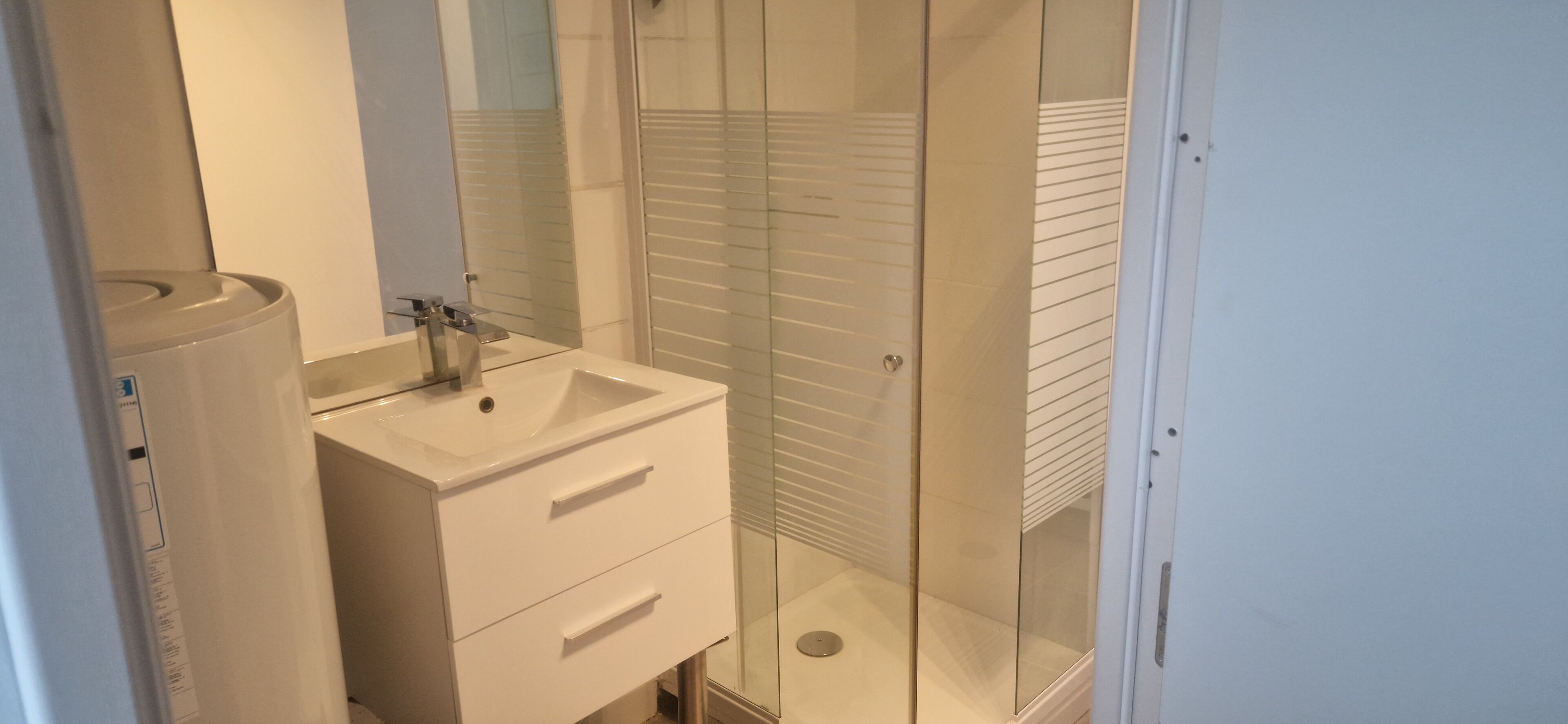 Een haardroger, handdoeken, toiletpapier