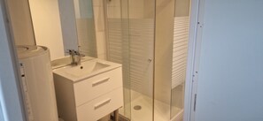 Een haardroger, handdoeken, toiletpapier