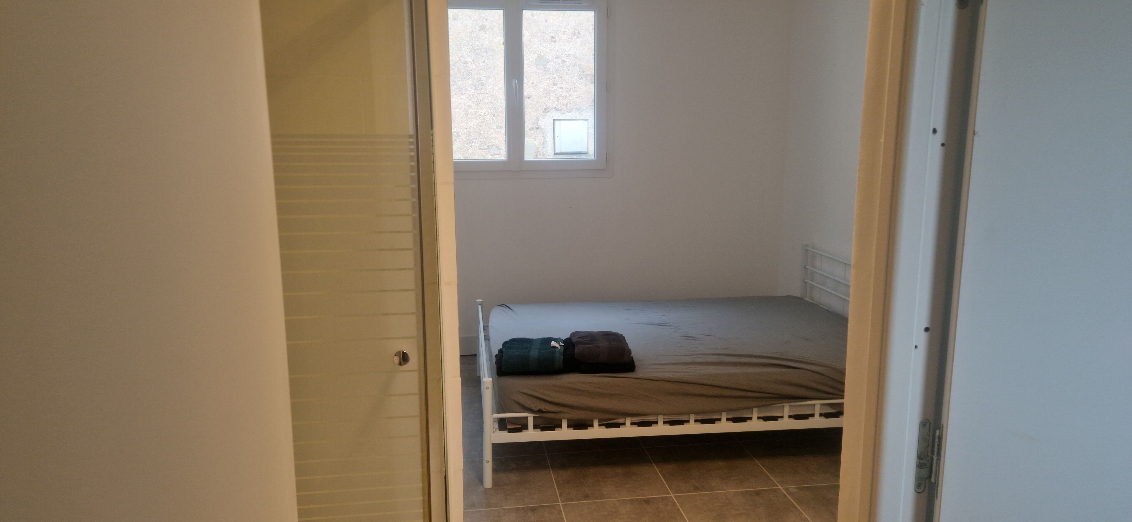 Een strijkplank/strijkijzer, wifi, beddengoed