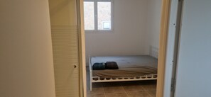 Een strijkplank/strijkijzer, wifi, beddengoed