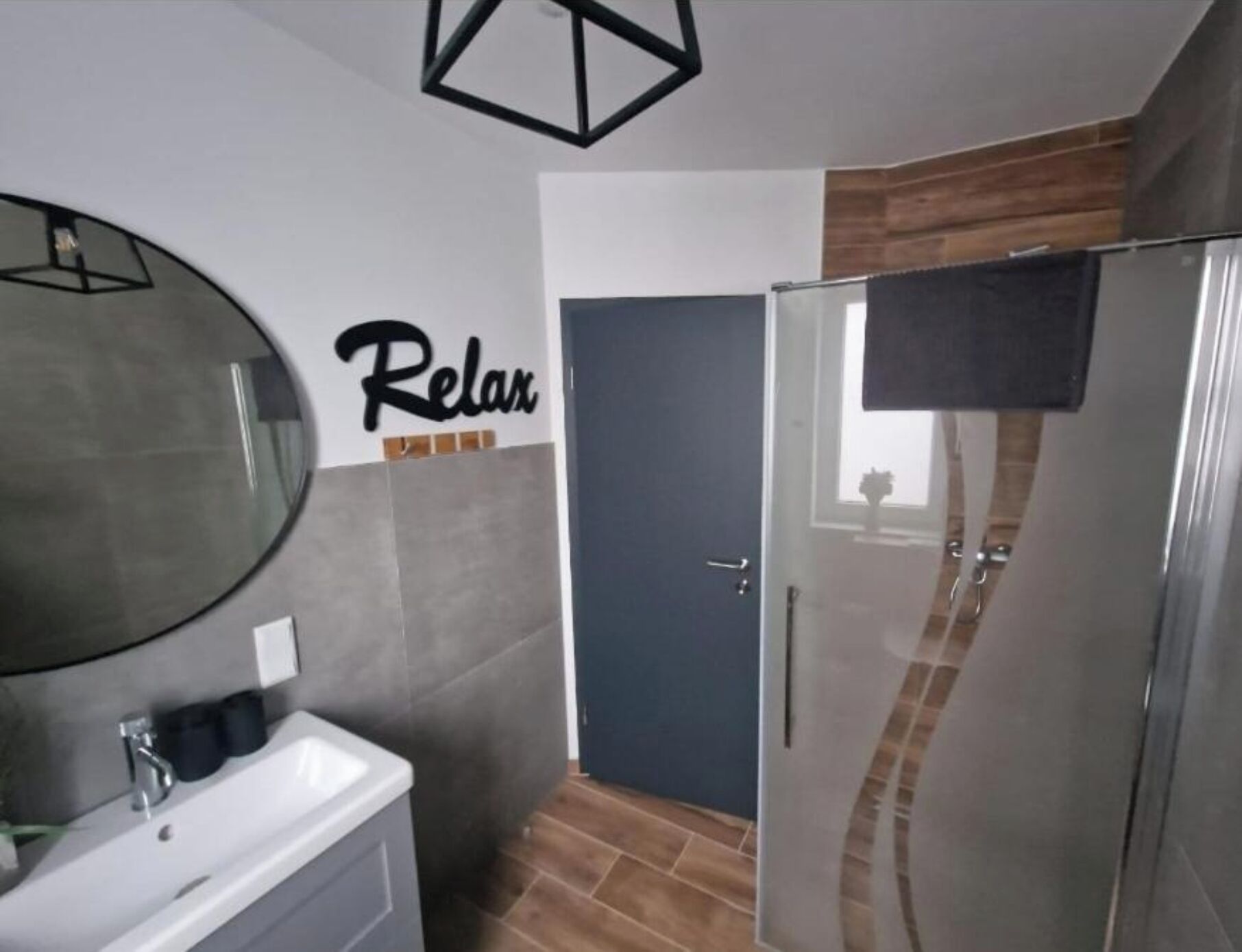 Een douche, een haardroger, handdoeken, zeep