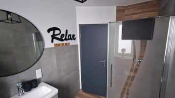 Een douche, een haardroger, handdoeken, zeep