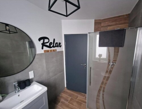 Moderne 2-Zimmer-Ferienwohnung mit Balkon und Platz für bis zu 4 Gästen