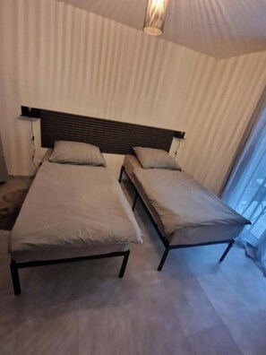 Een strijkplank/strijkijzer, wifi, beddengoed