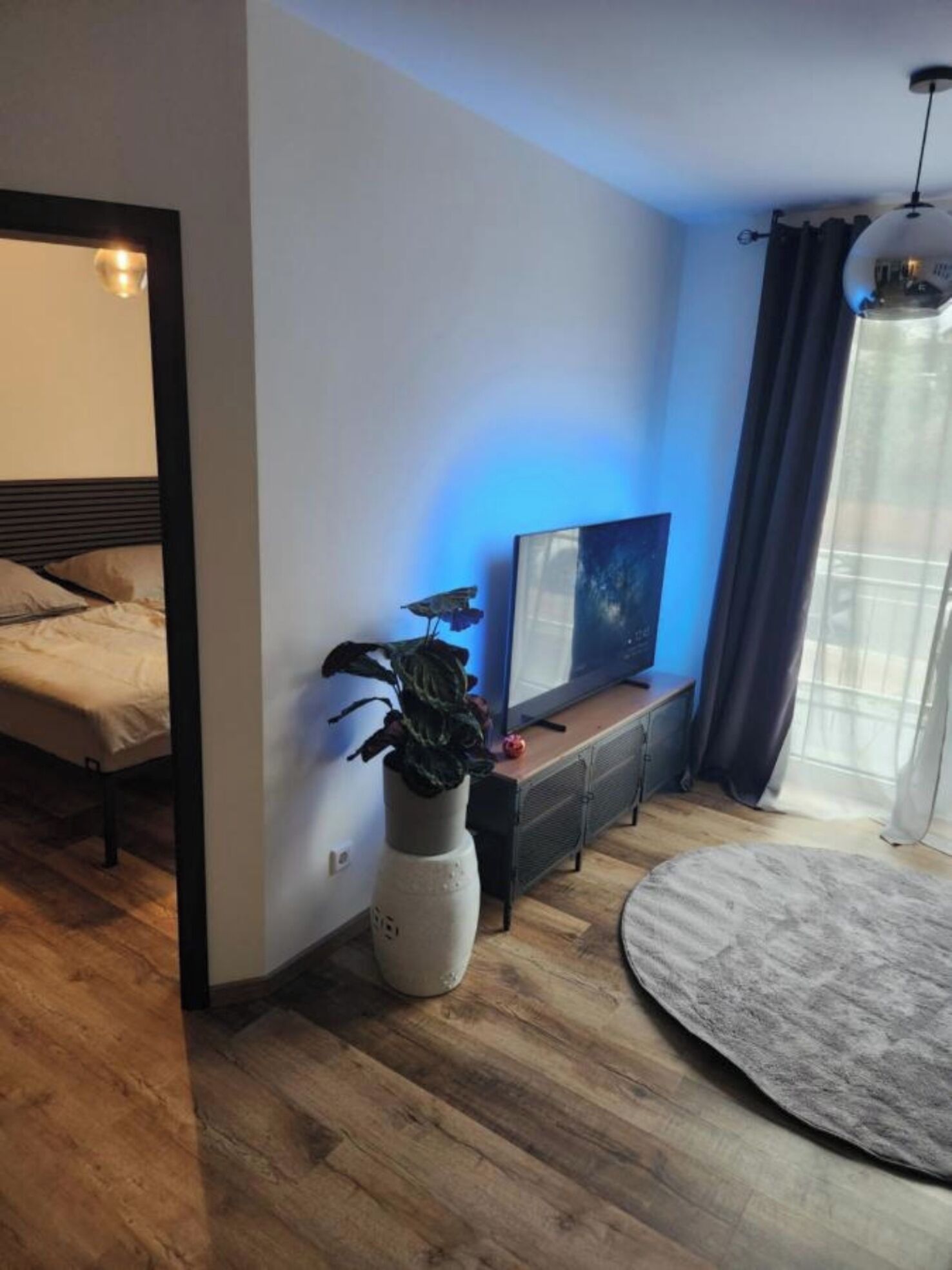 Een strijkplank/strijkijzer, wifi, beddengoed