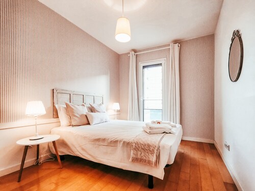 Bridge View Apartment in Sacavem