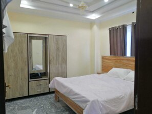 2 chambres, fer et planche à repasser, Wi-Fi, draps fournis