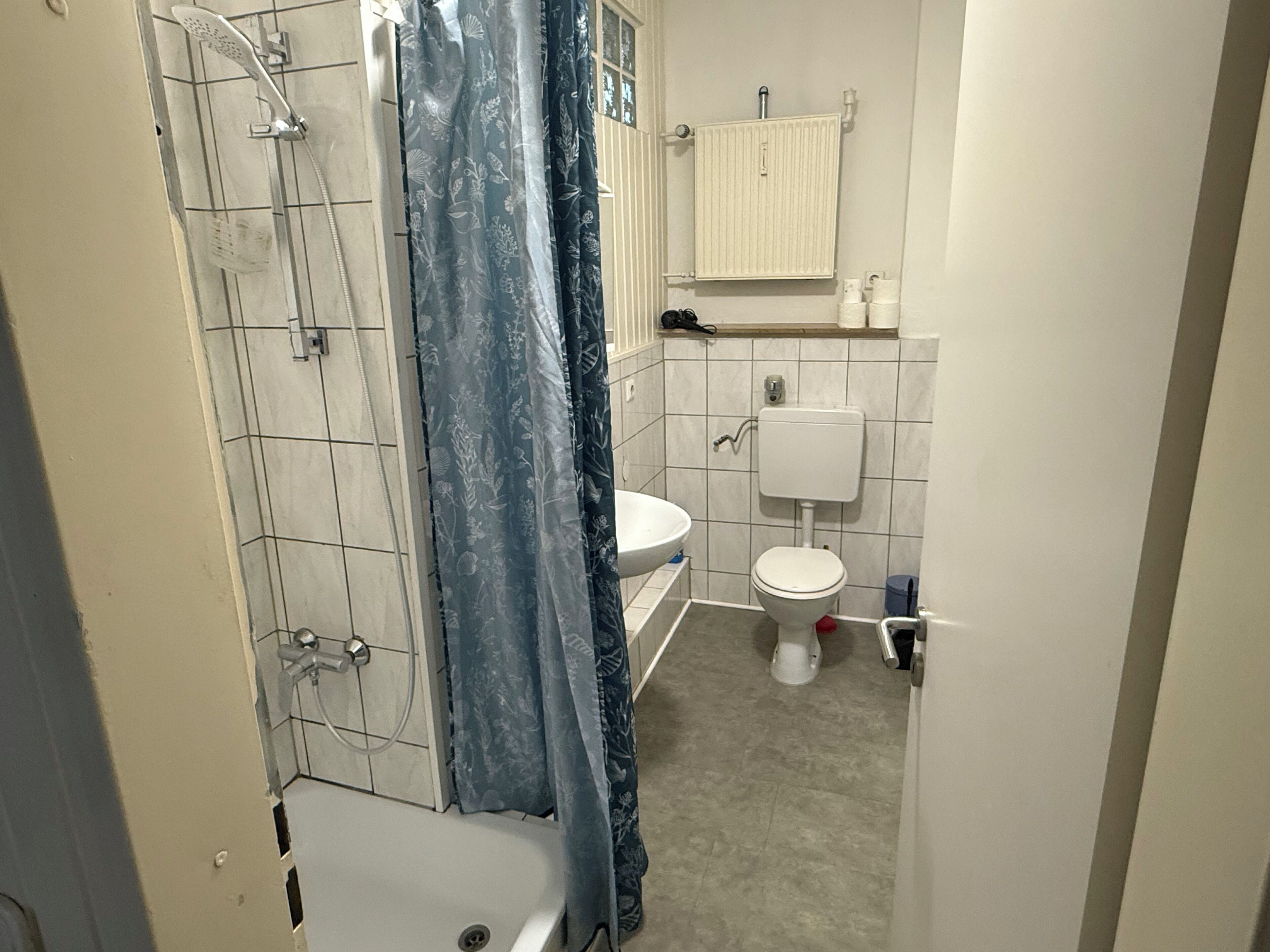 Dusche, Haartrockner, Handtücher, Toilettenpapier