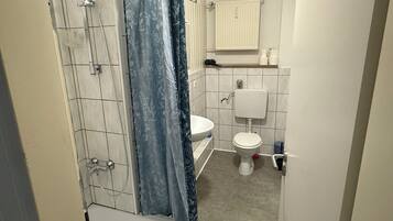 Dusche, Haartrockner, Handtücher, Toilettenpapier