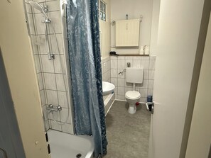 Dusche, Haartrockner, Handtücher, Toilettenpapier