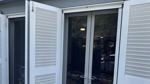Eine Glastür mit Blick in einen Raum.