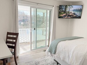 3 makuuhuonetta, työpöytä, silitysrauta/-lauta, vauvan matkasänky