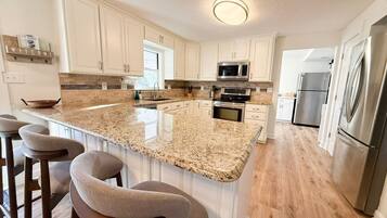 冰箱、微波炉、烤箱、炉灶