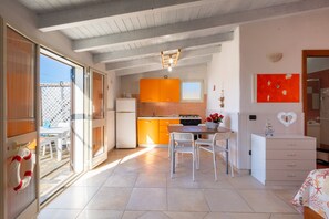 Fridge, stovetop, cookware/dishes/utensils - Boutique Villa – Loft Aura with Shared Terrace, Wi-Fi and Air Conditioning (Porto Cesareo)