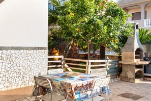 Outdoor dining - Boutique Villa – Loft Aura with Shared Terrace, Wi-Fi and Air Conditioning (Porto Cesareo)