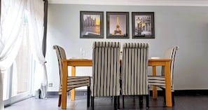 Dining - Superb Central Location-Station-Airport-Parking (Luton)