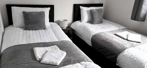 Iron/ironing board, Internet, bed sheets - Superb Central Location-Station-Airport-Parking (Luton)
