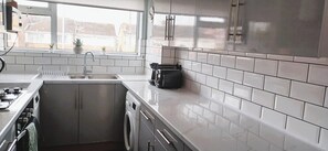 Private kitchen - Superb Central Location-Station-Airport-Parking (Luton)