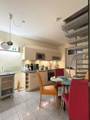 Fridge, microwave, oven, stovetop - ***** Design vacation home Cameroon on the Elbe "Maison Marabu" (Damnatz)