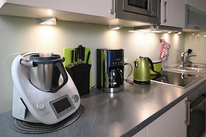 Fridge, microwave, oven, stovetop - ***** Design vacation home Cameroon on the Elbe "Maison Marabu" (Damnatz)