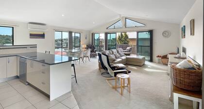 Beachside Retreat With Garage Parking