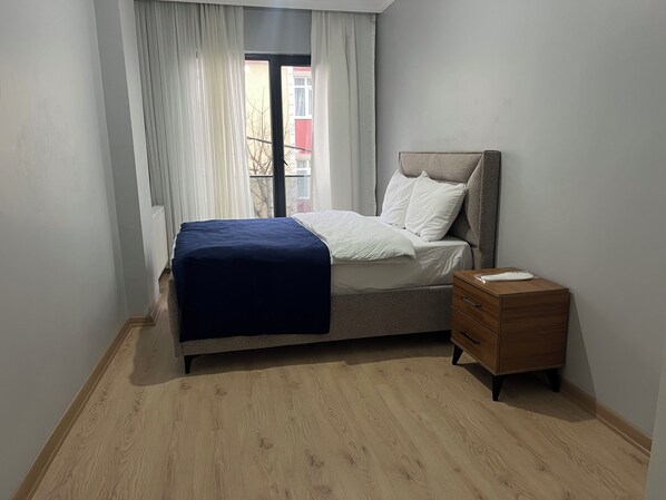 Departamento clásico, 1 cama matrimonial, vista a la ciudad | Ropa de cama de alta calidad y espacio para trabajar con laptop 