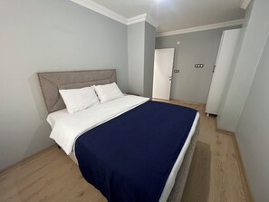 Premium bedding, laptop workspace, iron/ironing board, bed sheets - Bediroğlu Apart (Arnavutköy)