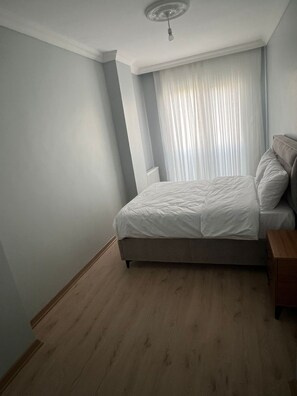 Espacio para trabajar con laptop y tabla de planchar con plancha 