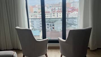 Leilighet – comfort, 2 soverom, byutsikt | Skrivebord for bærbar PC, strykejern/-brett og sengetøy