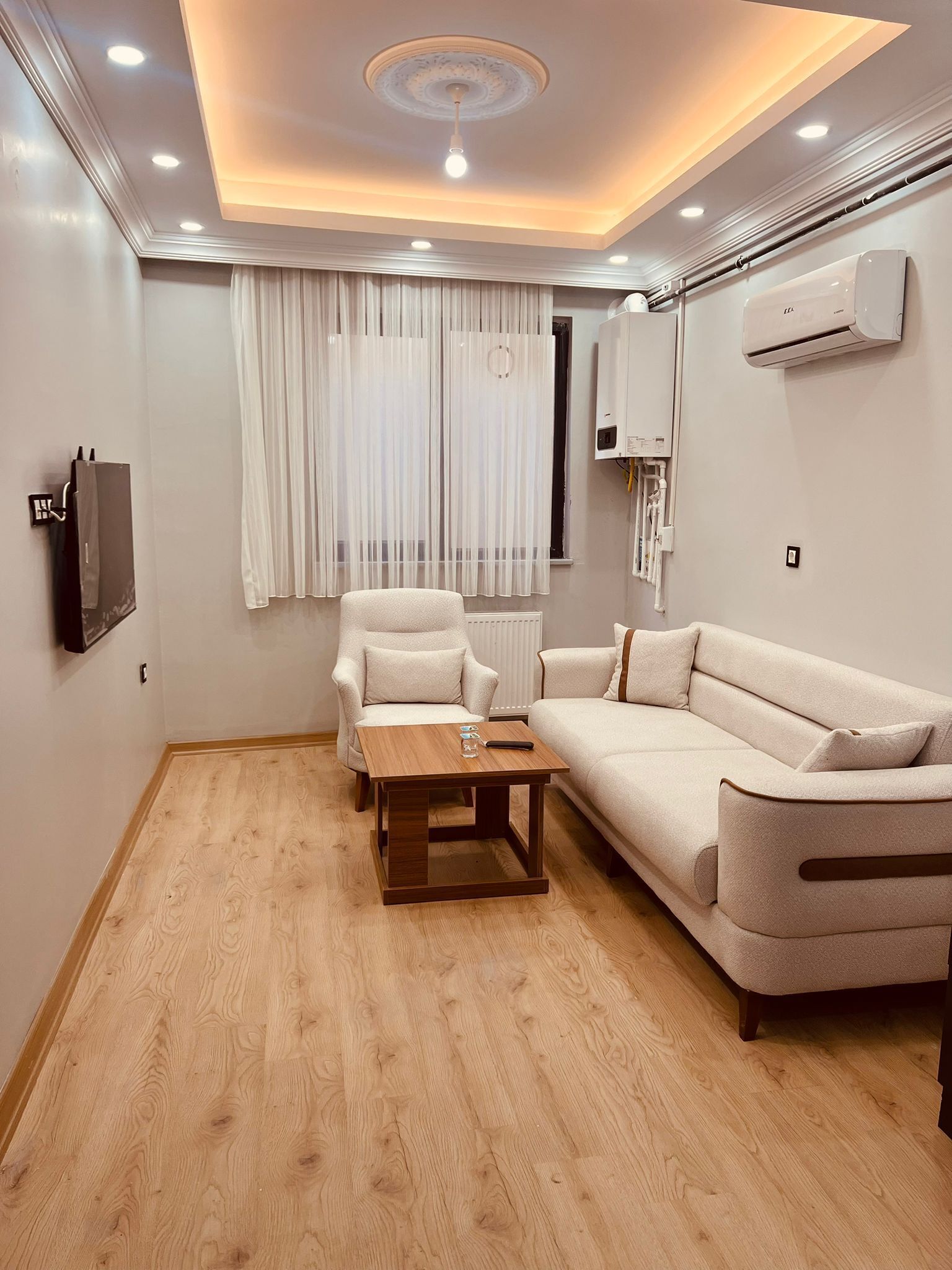 Apartamento clásico | Espacio para trabajar con un portátil y tabla de planchar con plancha