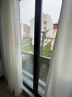 Classic-íbúð - 1 tvíbreitt rúm - reyklaust - borgarsýn | Vinnuaðstaða fyrir fartölvur, straujárn/strauborð, rúmföt